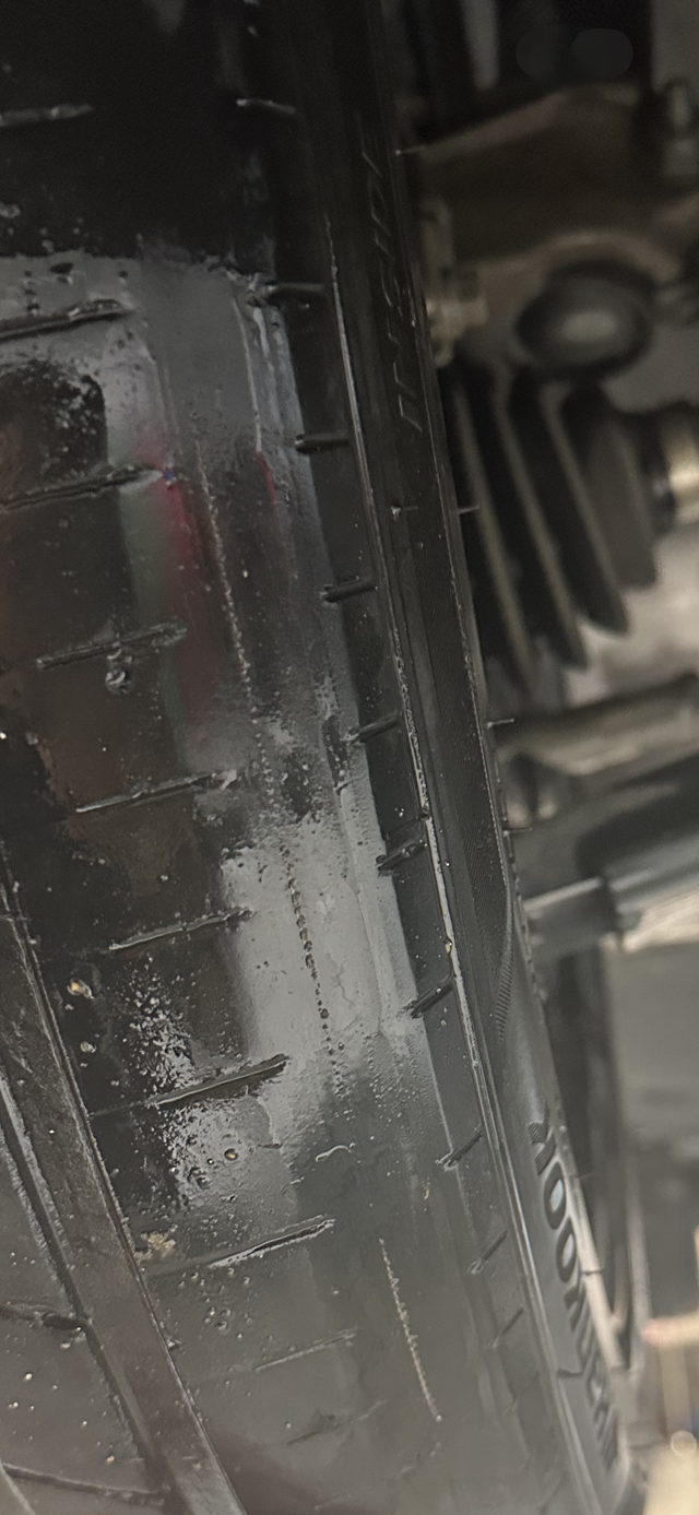 迈腾200w纪念版前轮内侧磨损索赔快出保了，目前4.3w公里，左前原厂胎很严重