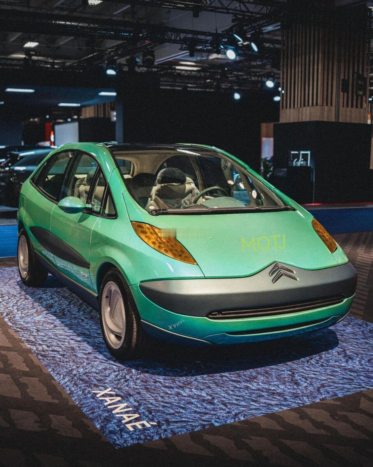 特立独行的雪铁龙小巧的车身，蕴藏着无限创新。快来欣赏雪铁龙在2026年老爷车展上