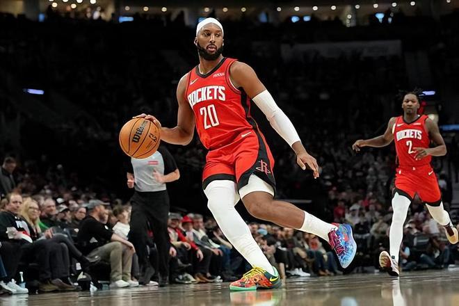 事实三分出手多并不影响人家抢前场板，反而你没有空间，对手收缩防线，前场板更难抢。