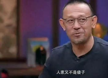 2010年，《让子弹飞》大爆，这让投资人杨受成大赚一笔，为了奖励姜文，杨受成给他