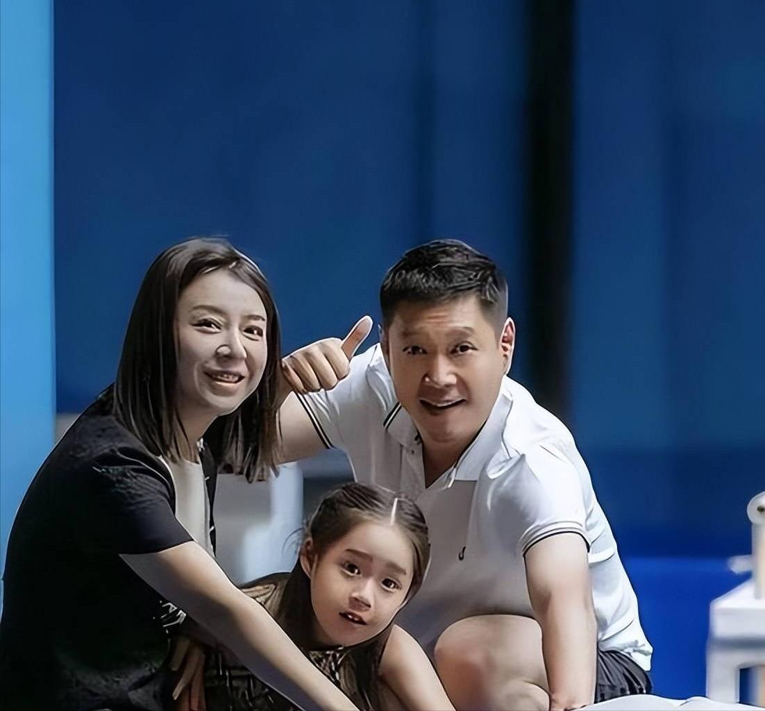 在国乒教练组里，这两个人绝对是颜值界的天花板，一个是邱贻可，采访时文伟亲口