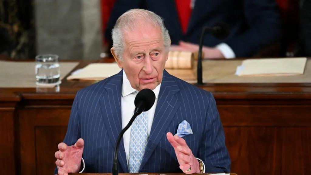 查尔斯国会三句话，句句笑着说的，句句让特朗普笑不出来4月28号，查尔斯三世