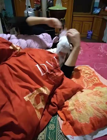 女子败家日子就的散，为了帮哥哥还车贷，逼丈夫每月掏1000元。妻子曾多次偷给哥