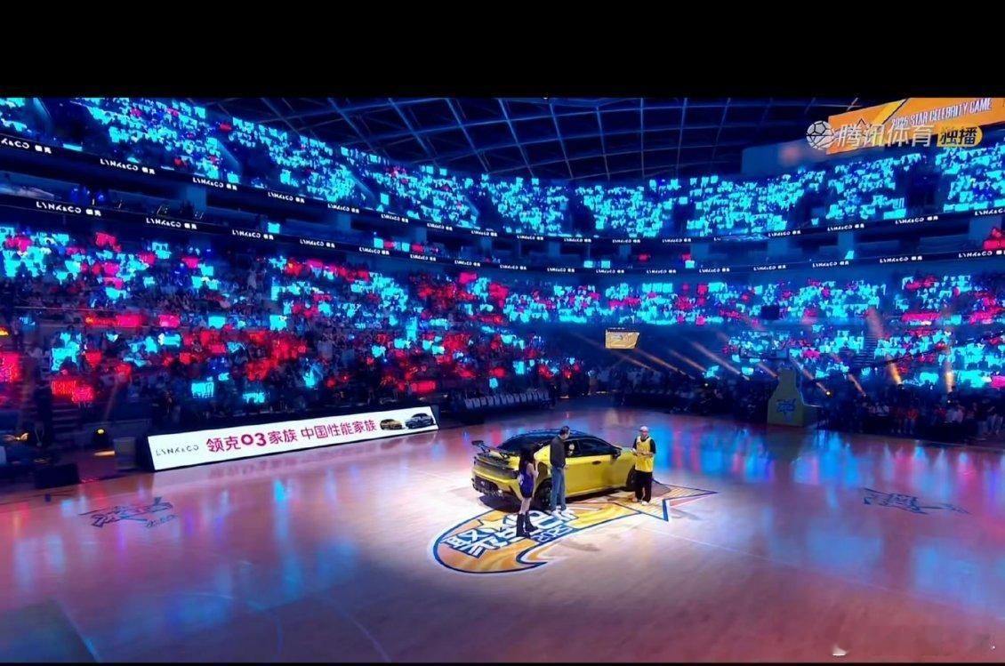 王俊凯任嘉伦NBA名人赛红蓝海NBA名人赛场馆内只剩下两种颜色这是什么神仙排面