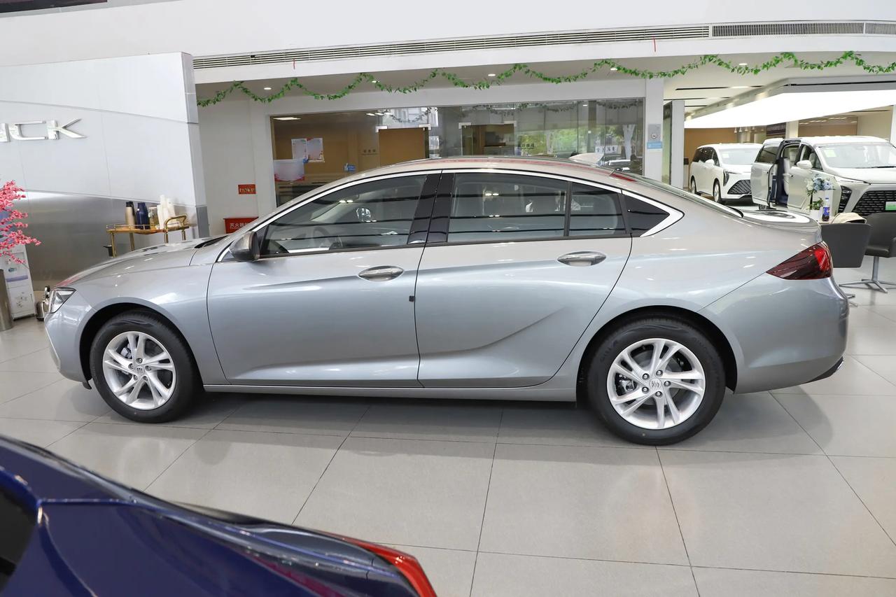 好吧，10万多能买君威了！这可是一款轴距2829mm的中型车，这可见别克这是有