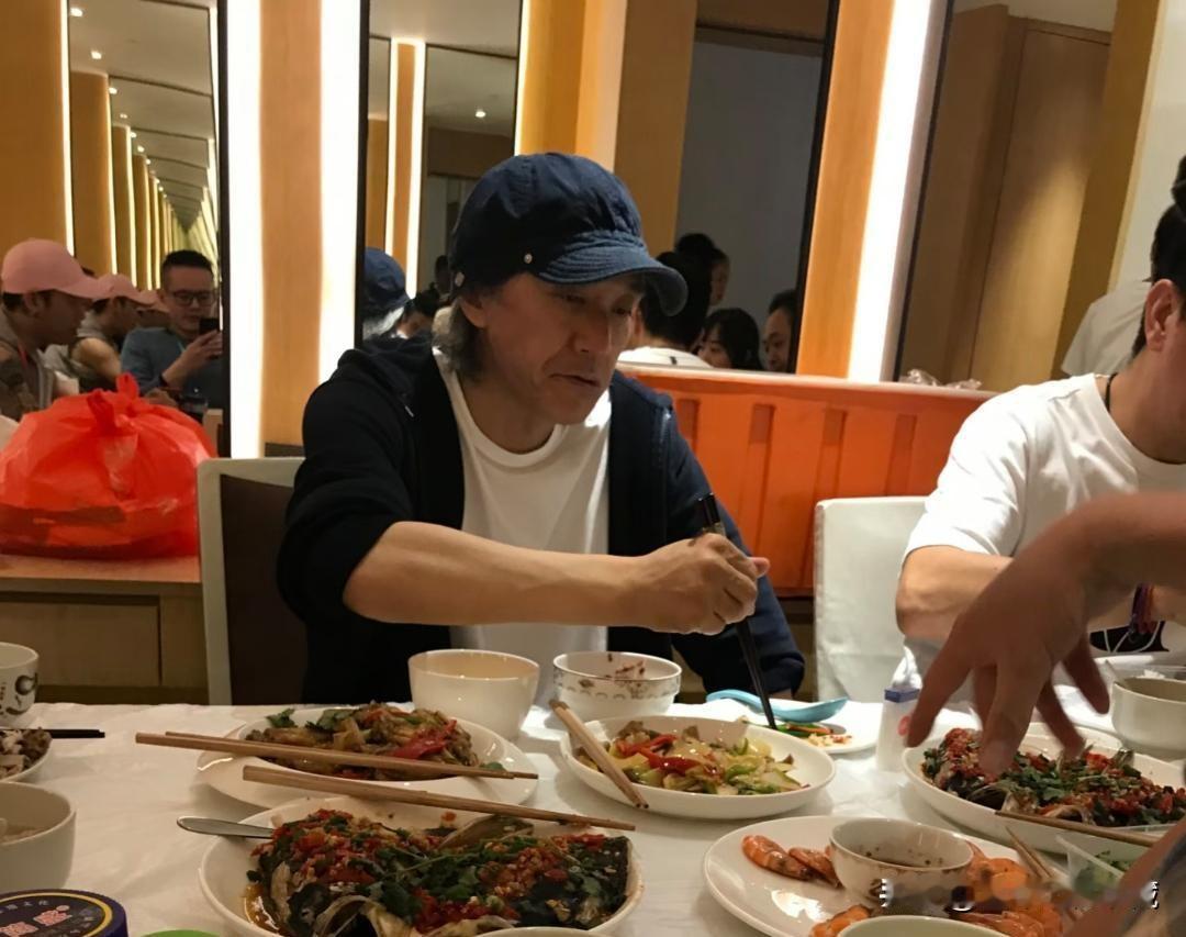 周星驰在餐馆和友人聚餐，被拍到苍老许多，嘴角边法令纹十分深，整个人也很消瘦憔悴，