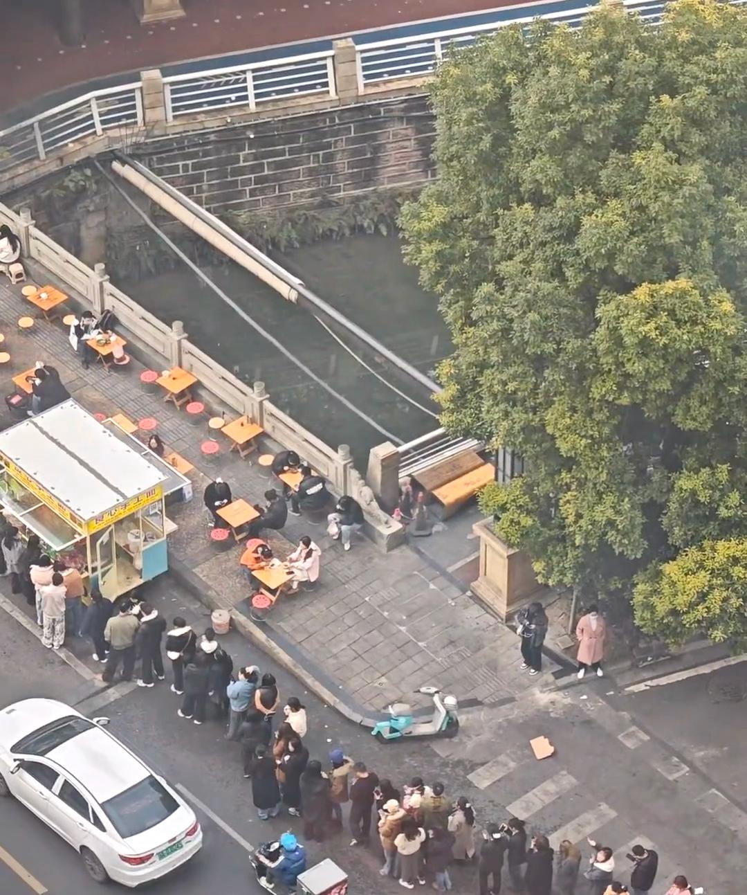 楼下这个卖面的，每天都是这样，好夸张。只卖早上，不夸张天天排队，还是我们镇上