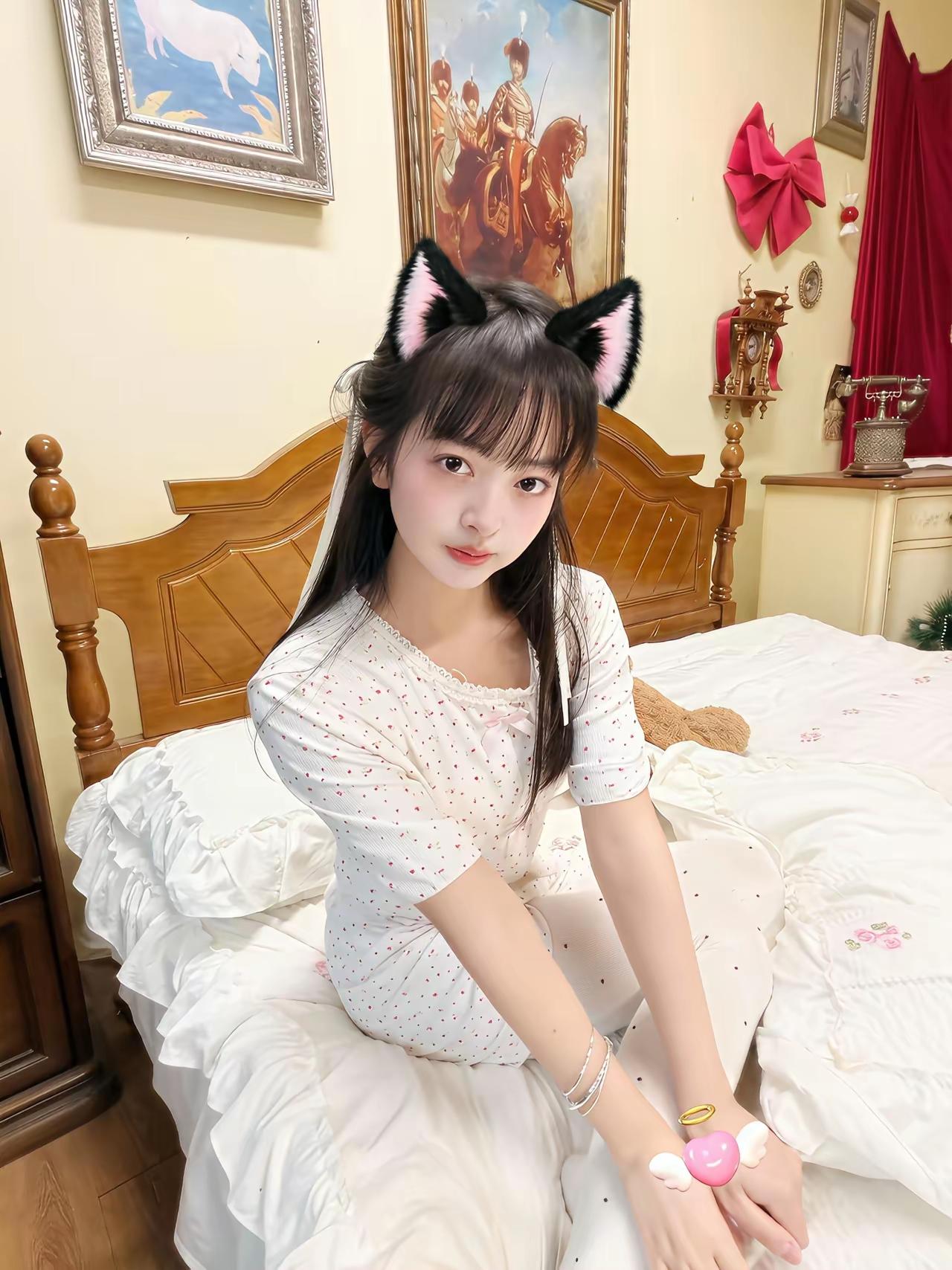 猫耳少女在梦幻卧室里，可爱满分！🐱💖