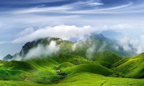 武功山，山峦间流淌的云海如诗如画，让人有种飘然若仙的感觉。