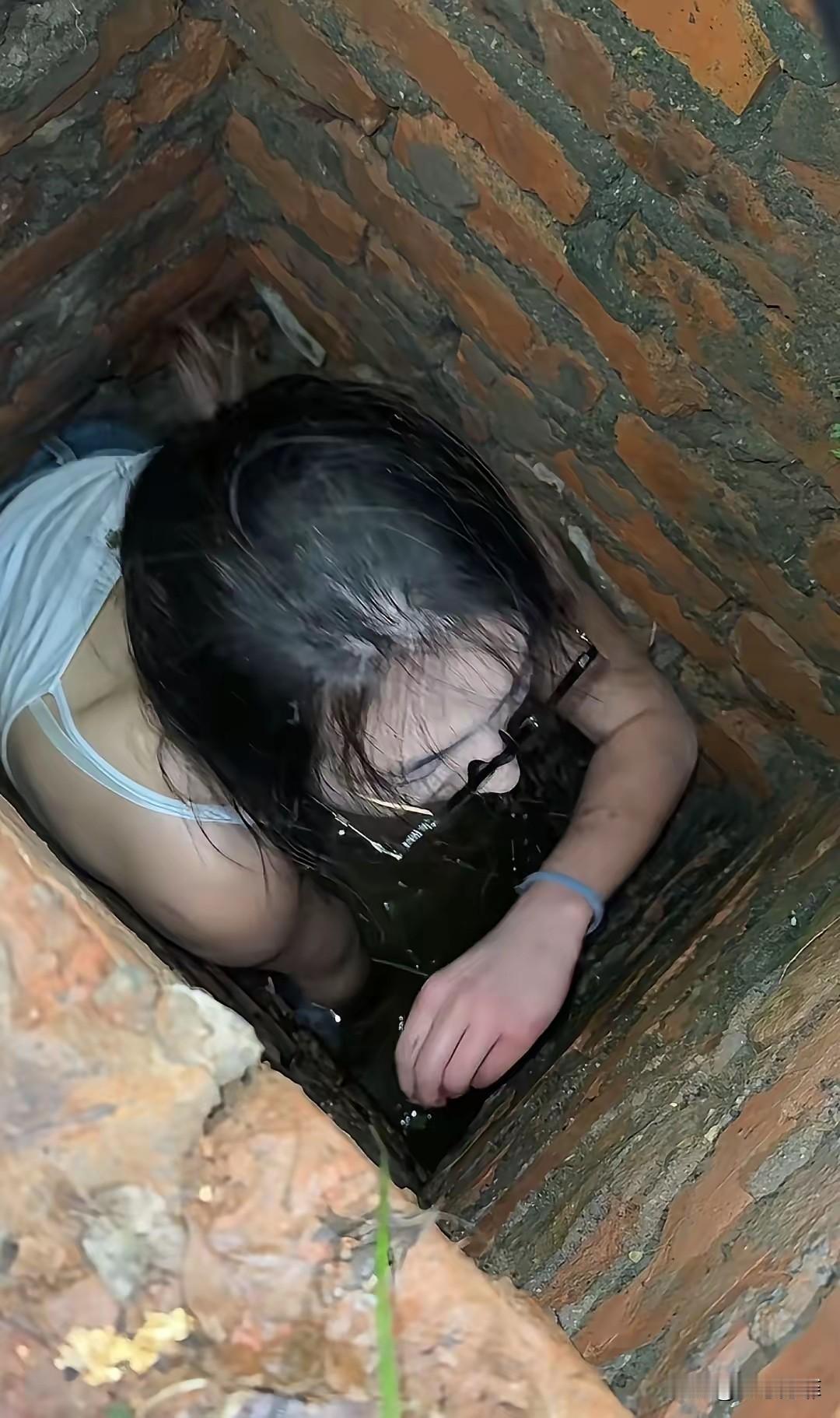 湖南，一只小狗不慎掉入校园下水道里，它不停挣扎，爬不上来，一位女生发现后，毫不犹