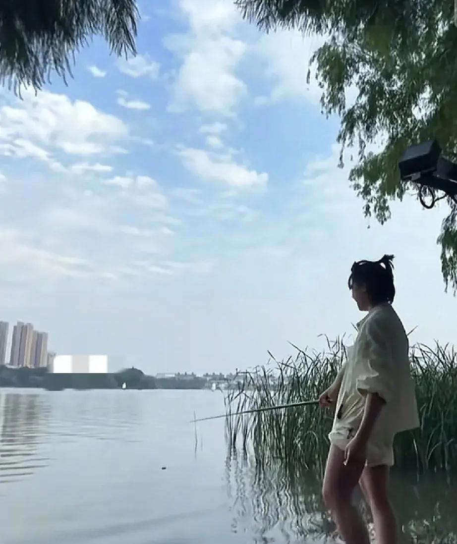 全红婵不跳水改钓鱼了，退出跳水冠军赛后，全红婵被口诛笔伐，非常落寞的她于是跑到河