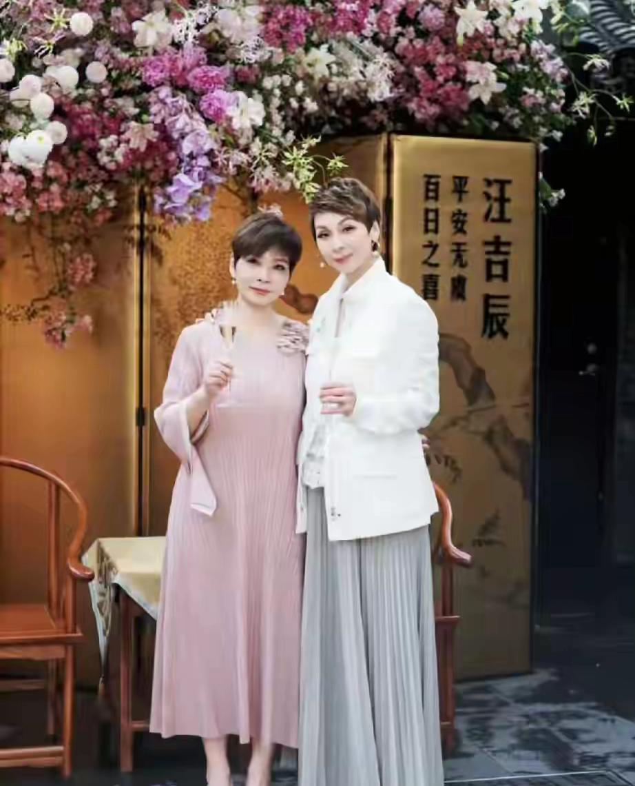 麻六记洋洋除了和马筱梅关系好，和马筱梅的妈妈也处得好，小汪宝百日宴上洋洋和筱梅妈