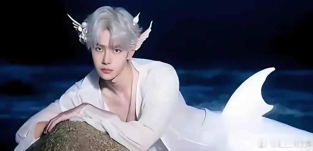 等疯了！王一博《人鱼》造型曝光，太惊艳了！其中还有王一博下雨骑车湿身的画面，想想