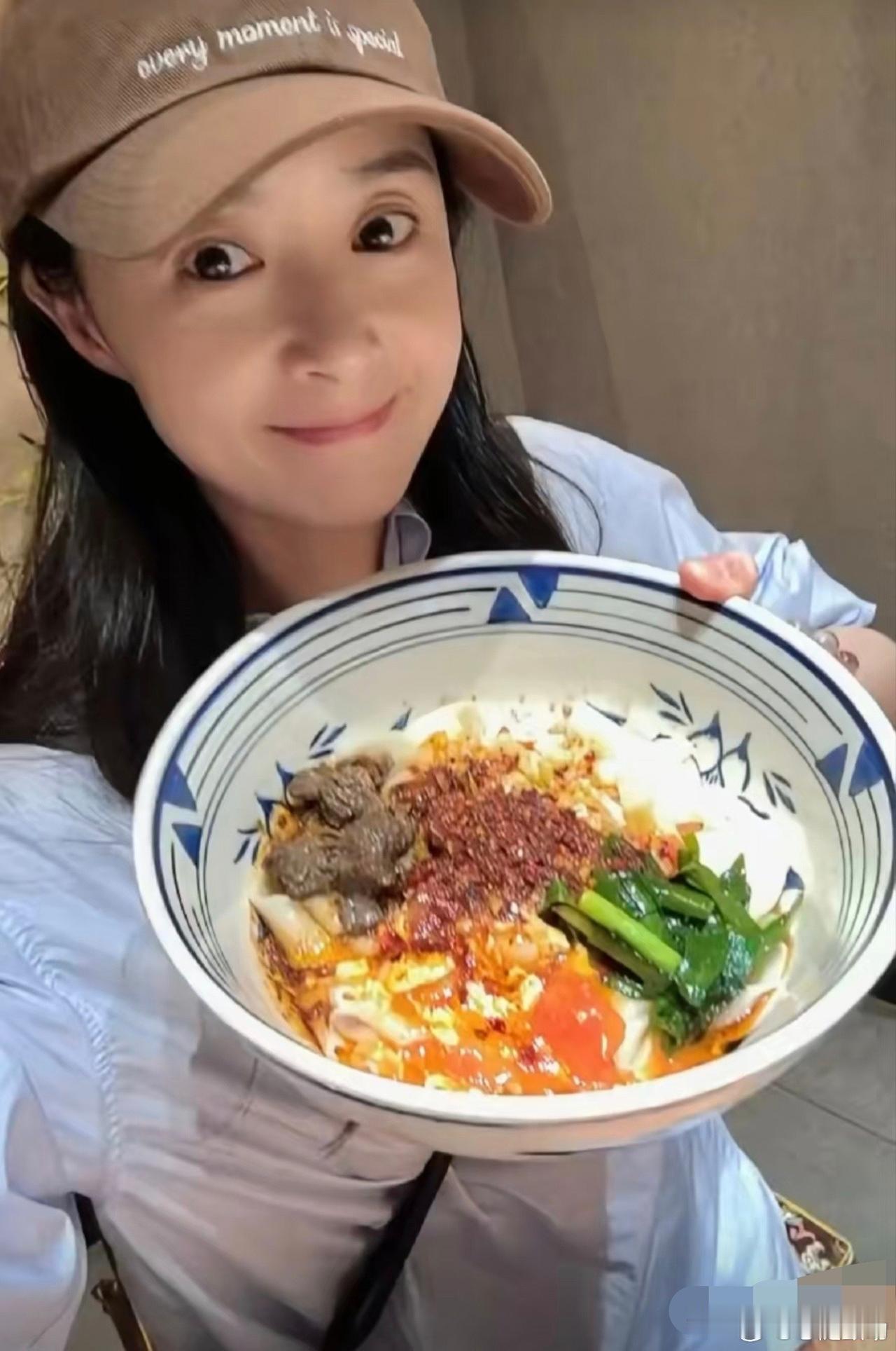 蒋欣不查不知道，一查才知道172的大高个，体重只有94斤，她这样的女明星不是