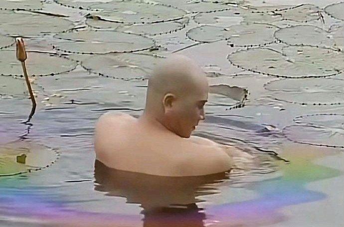 86版西游唐僧洗澡的佛光竟是汽油做的？剧组这操作太拼了为了拍出唐僧脱胎换骨的佛