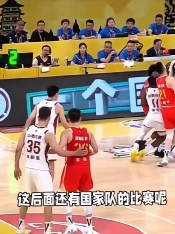 胡金秋被迪亚洛撞到膝盖。后面的国家队的比赛千万别出事，大秋不说联赛怎么样，后面