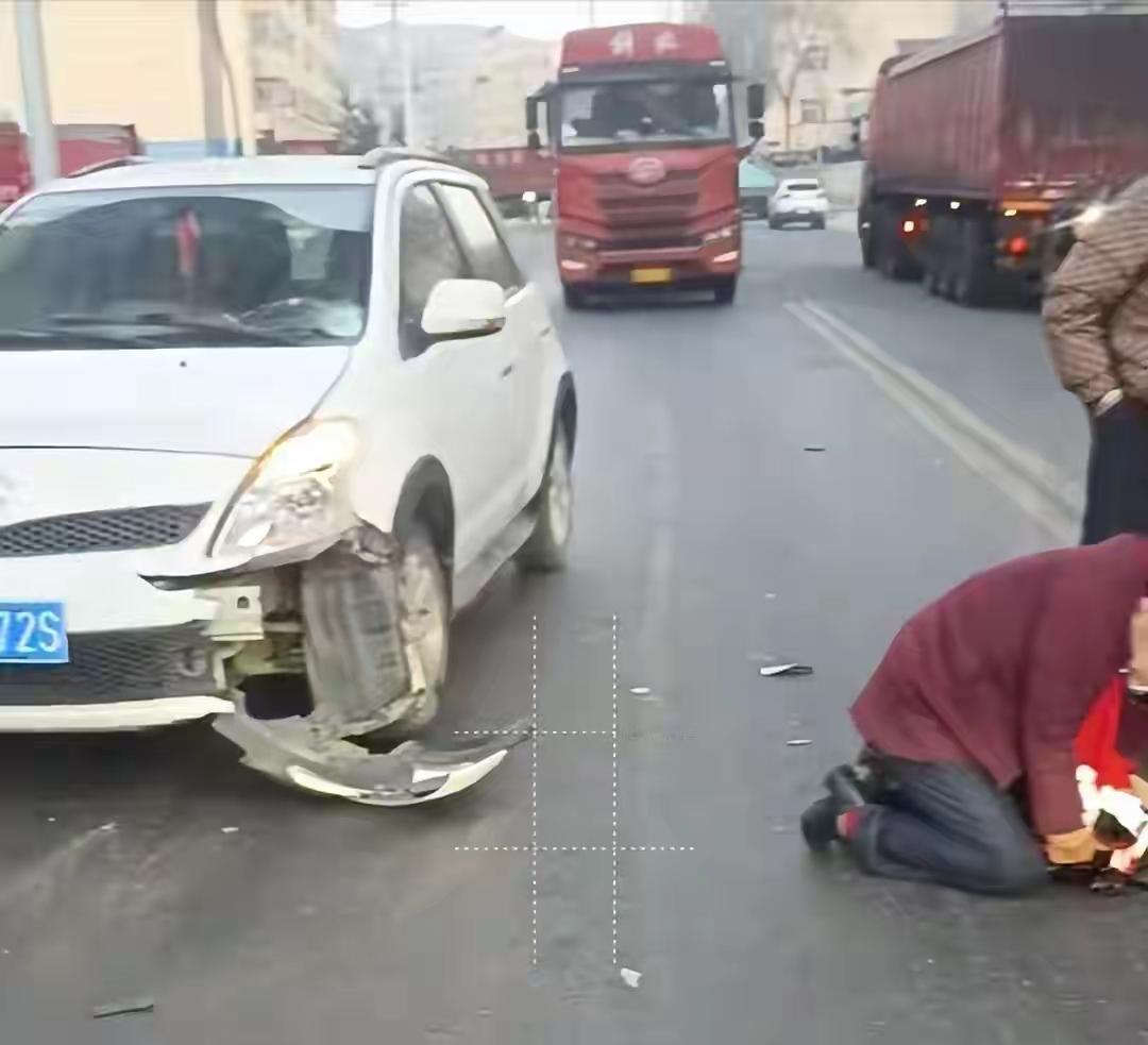 陕西，70岁大爷在横穿马路时，被一辆轿车撞倒，住院了58天后不幸身亡，肇事司机负