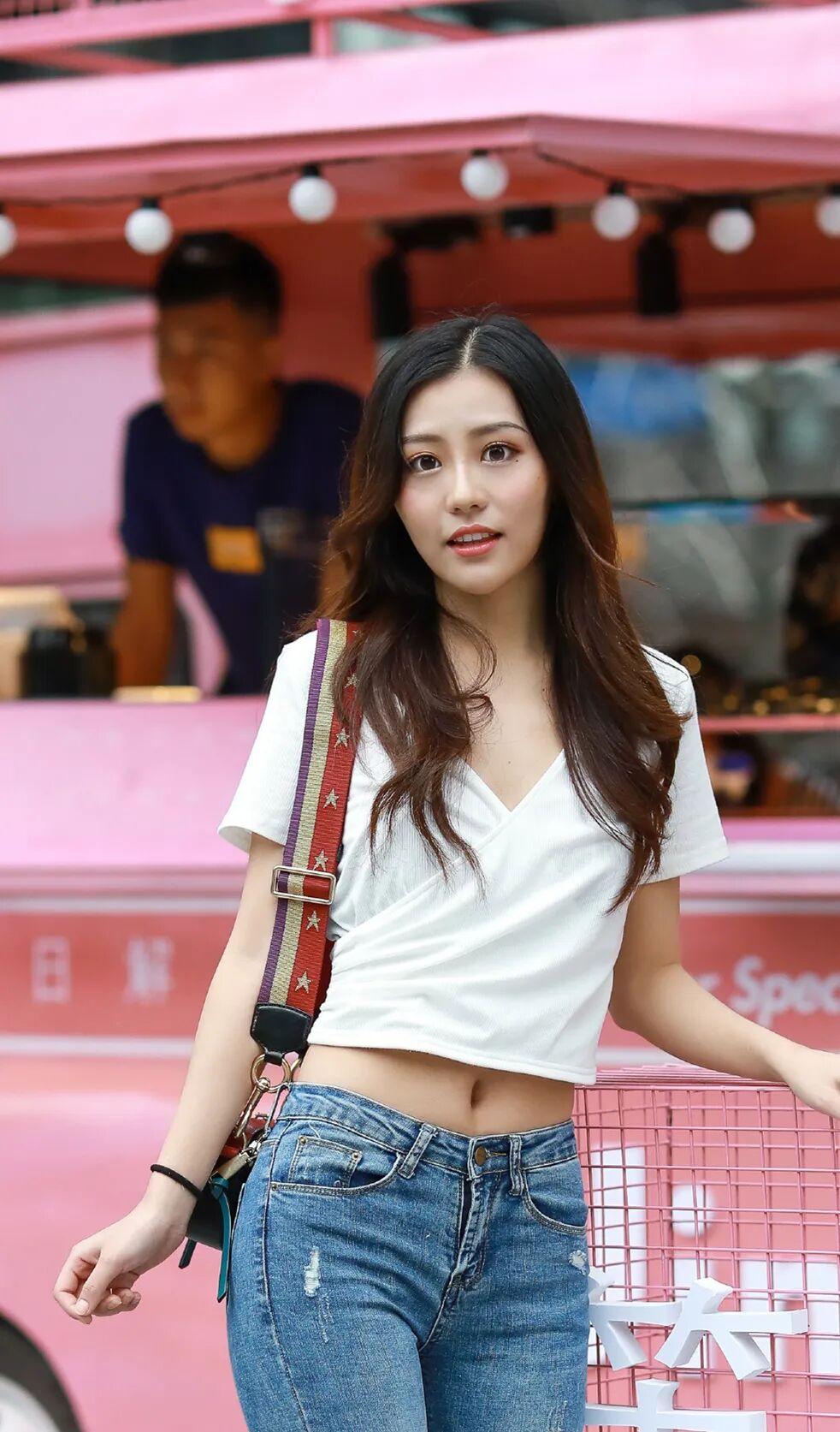 夏日穿搭指南：白色V领T恤+破洞牛仔裤，轻松出街！🌞👗👖