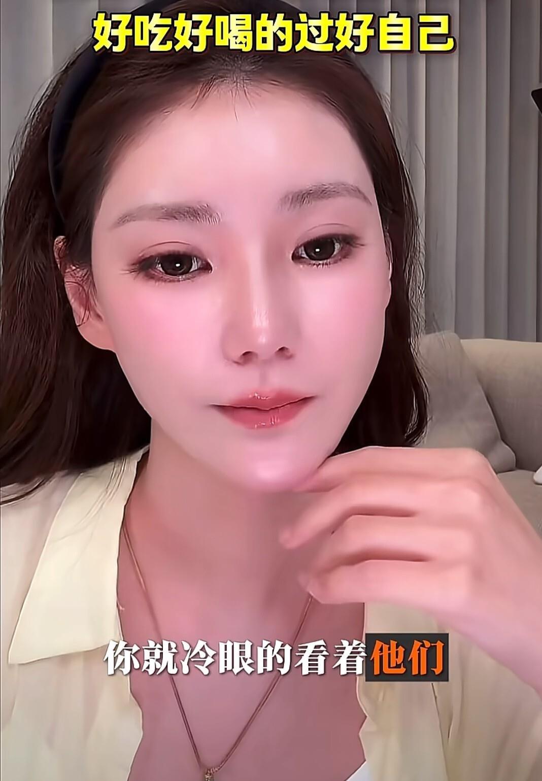 马筱梅最近直播时聊到怎么面对外界的闲言碎语，她说谁家锅底都有灰，自己也有和汪小菲