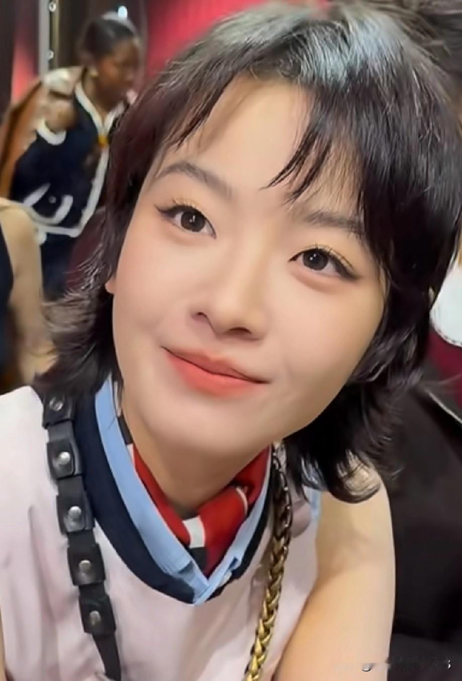 霹雳小厨娘李庚希那脸确实有意思，不笑时挺“生人勿近”，一笑吧又变邻家丫头。英子滤