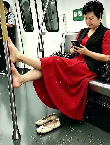 这下丑大了！眼前这位大姐穿得体大方，像精致的海报。可在地铁里做事，简直