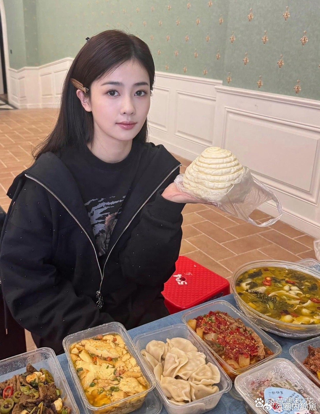 白鹿这餐也太丰盛了，色香味俱全，真担心她一个人吃不完！​​​