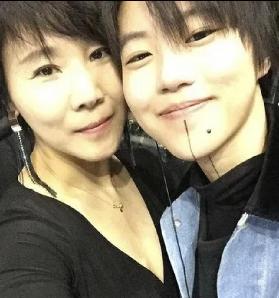 窦靖童的姑姑是窦颖，姑侄俩长的很像。姑姑是窦靖童的至亲，更是她的良师。窦颖是