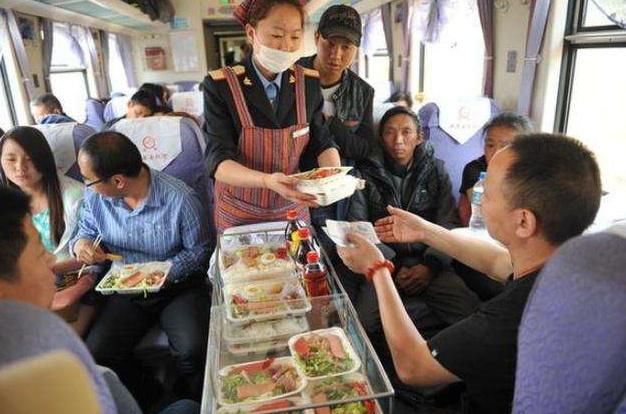 前段时间，我乘坐绿皮火车出了趟远门。常出门的人都知道，火车上的饭菜和零食价格偏高