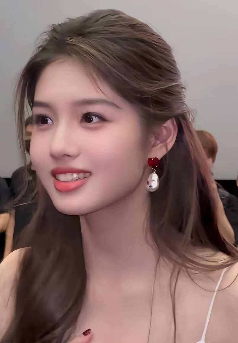 艾米的美丽是全家人共同努力多年的成果。一般小时候过于好看的孩子长大了容易长偏，或