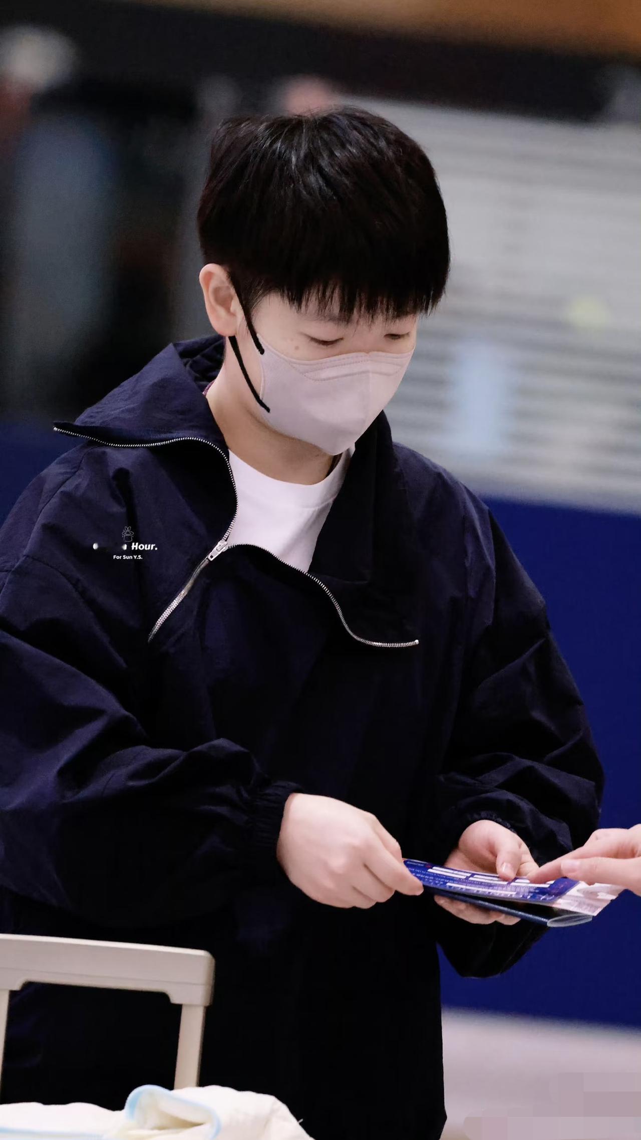 孙颖莎出征WTT香港总决赛——意外带火了一件外套12月8日，国乒队员夺得混团