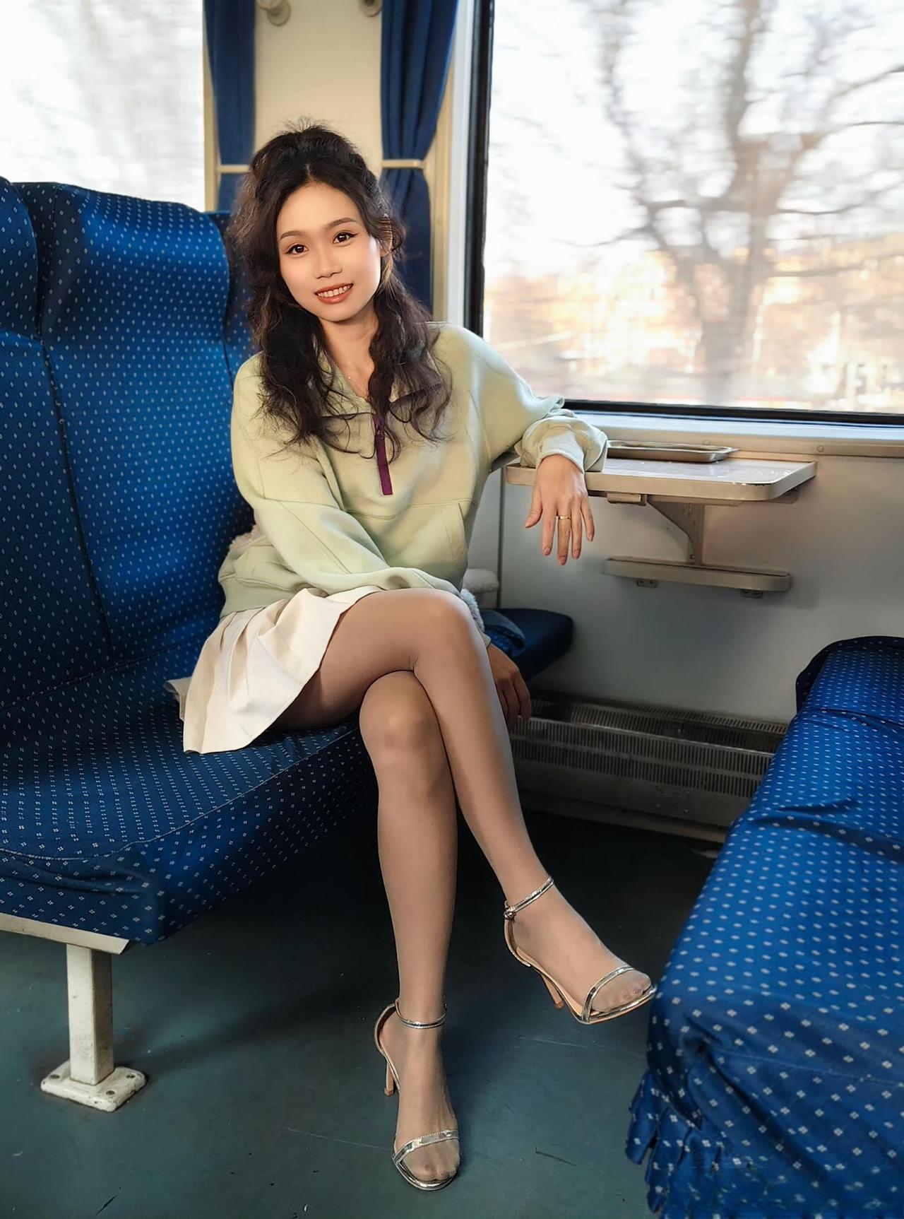 这套穿搭是清新甜美的“休闲+轻甜”组合，很有春日活力感：-上衣选了薄荷绿