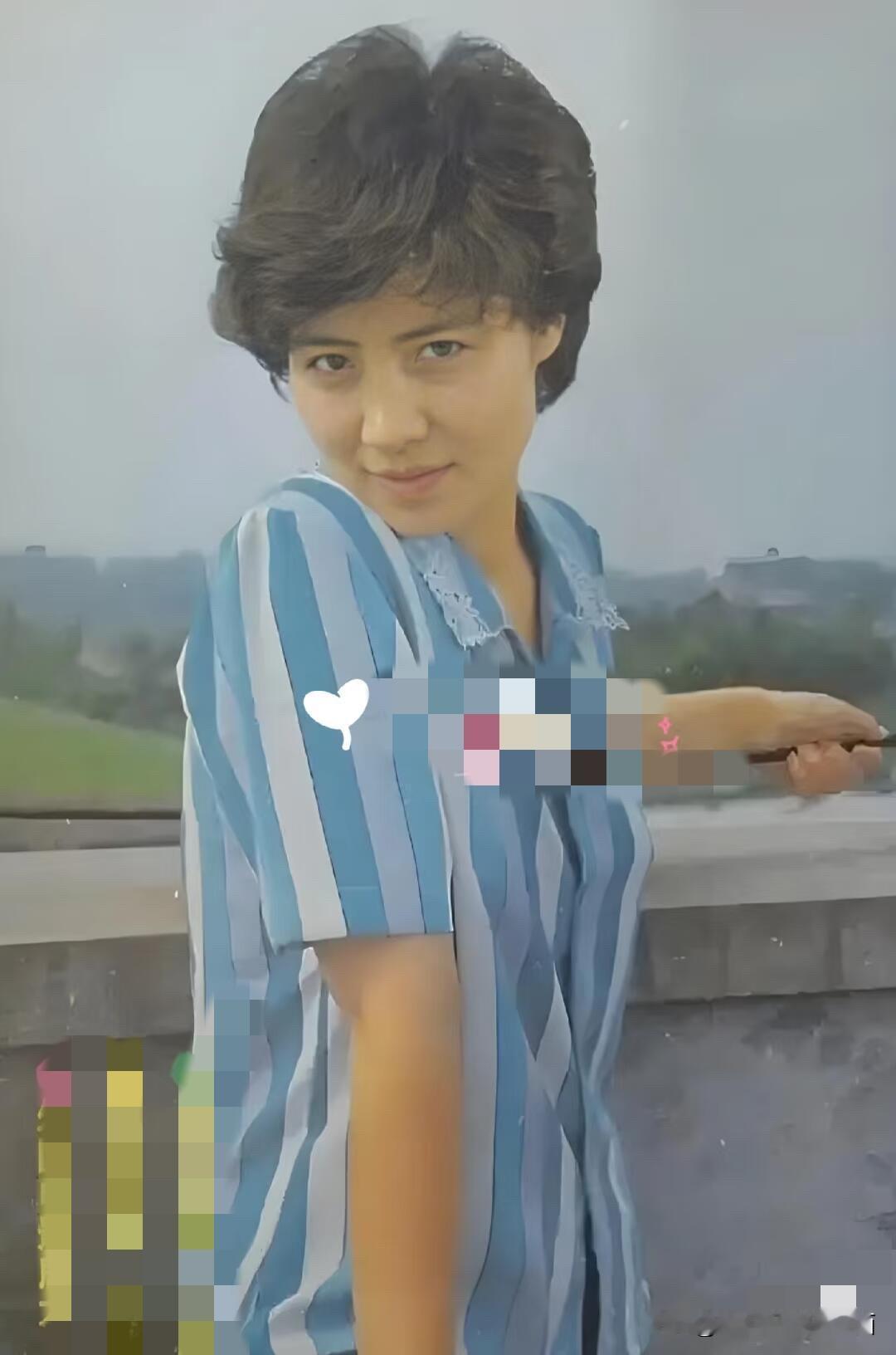 她在早年演的电视剧《公关小姐》火遍了大街小巷，很多人看着她会觉得眼熟，但是一时间