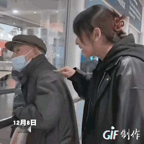 在机场发生的一幕，令人泪目：88岁的爷爷在机场接他多年没见的孙女，年纪大了，一时