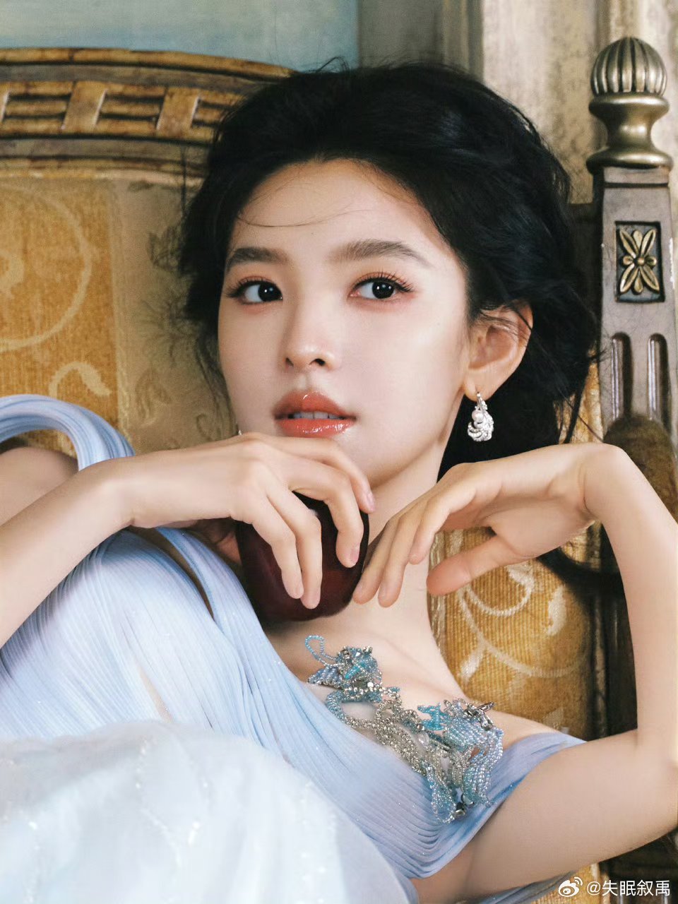 章若楠冷玉公主妆章若楠就像一块上好的羊脂玉，温润、清透、带着淡淡的光泽，美得不张