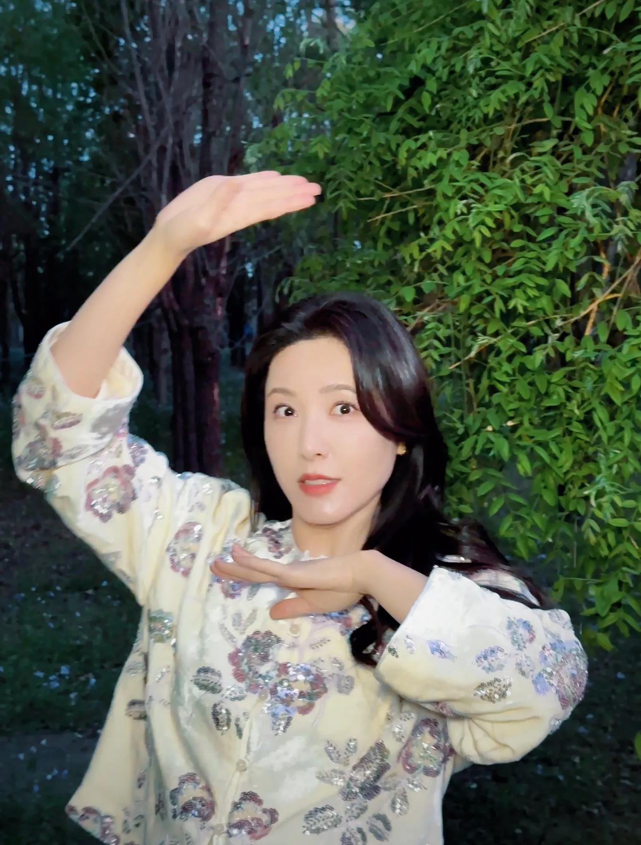 有不少网友人云亦云都说曾黎是超级大美女，对此，我无法苟同呀！画面中的曾黎皮肤