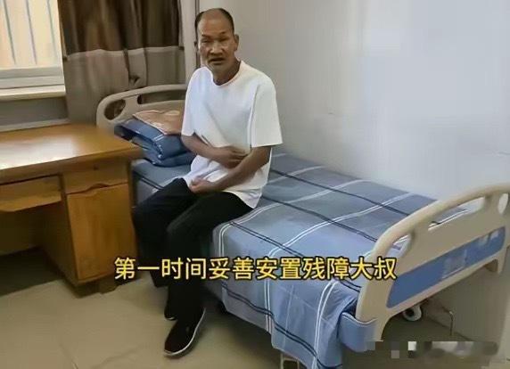 扛20年水泥的大叔，已经回家了，他洗了洗澡，换了一身干净衣服，除了追责那个水泥厂