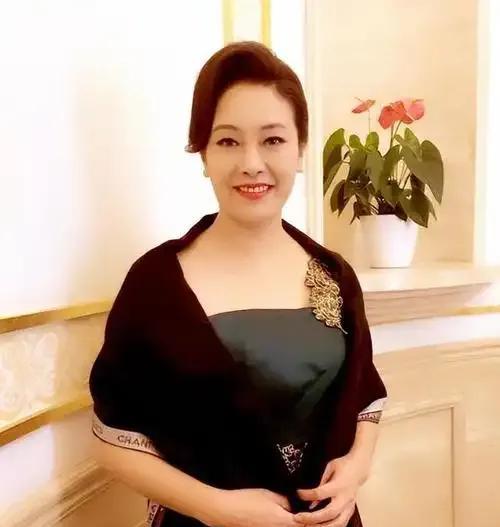 贾妮，荧屏上常演“坏女人”，现实中情路却曲折。她与初恋同居八年，耗尽青春却无果。