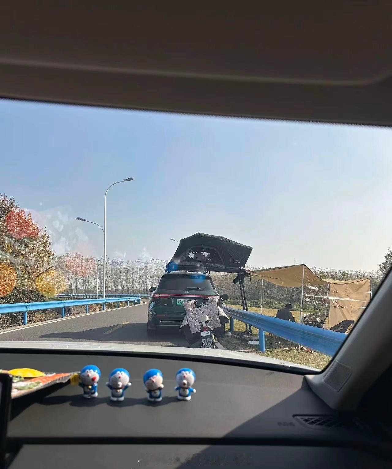 这看着像匝道啊现在露营都这么玩了吗太危险了吧