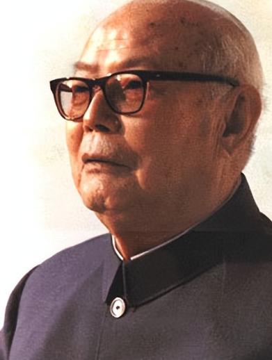 1978年的某天，叶帅连夜紧急叫来华国锋，并低声告诉他，必须要顺应新的形势了，出