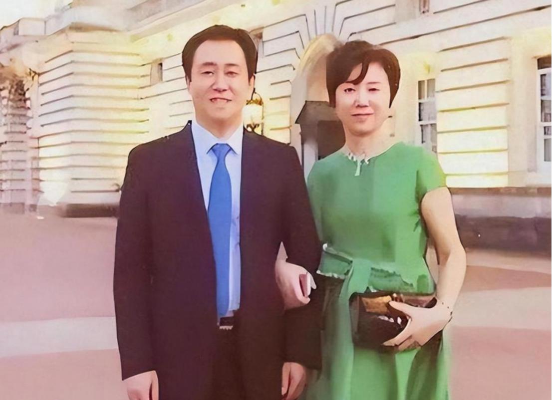 许家印人财两空，前妻携小30岁英国新欢居豪宅，资产冻结跑路！ 从2900亿元