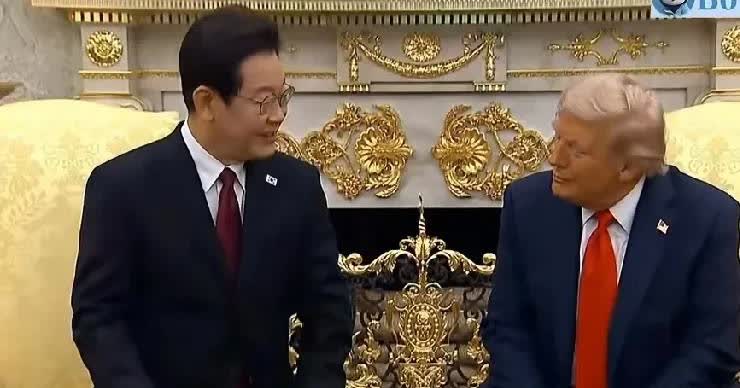 论表演“天赋”，李在明算“影帝”吗？26号，韩国总统李在明进了白宫，这一套“