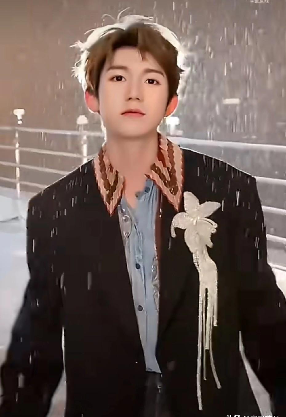 当所有人以为偶像只会讨好自家粉丝时，王源用3分钟打破了这条潜规则。他没跳自己的