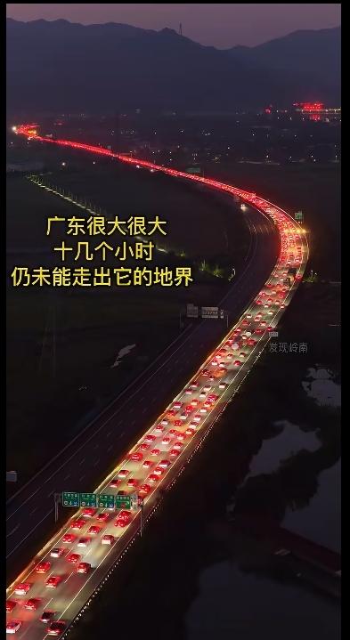 深圳和广州两个千万人口规模的城市，深圳1800万人口，广州1900万人口。旁边还