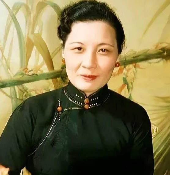 1914年，宋霭龄与孔祥熙刚刚拜堂成亲。那晚，洞房内却突然闯入一群自称“贺喜”的