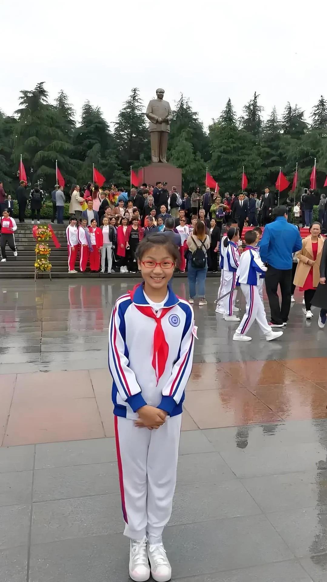 2018年，毛主席曾孙女毛甜懿在铜像广场，10岁的她调皮可爱。毛甜懿出生在20