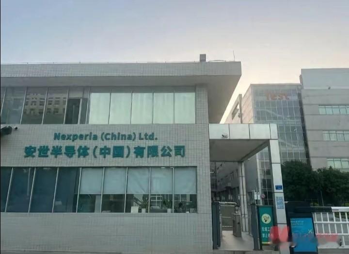 万万没想到！以为断供就直接停产，中企硬生生打出一套全新产业链。很多人都记得去年那场芯片危机，荷兰政府