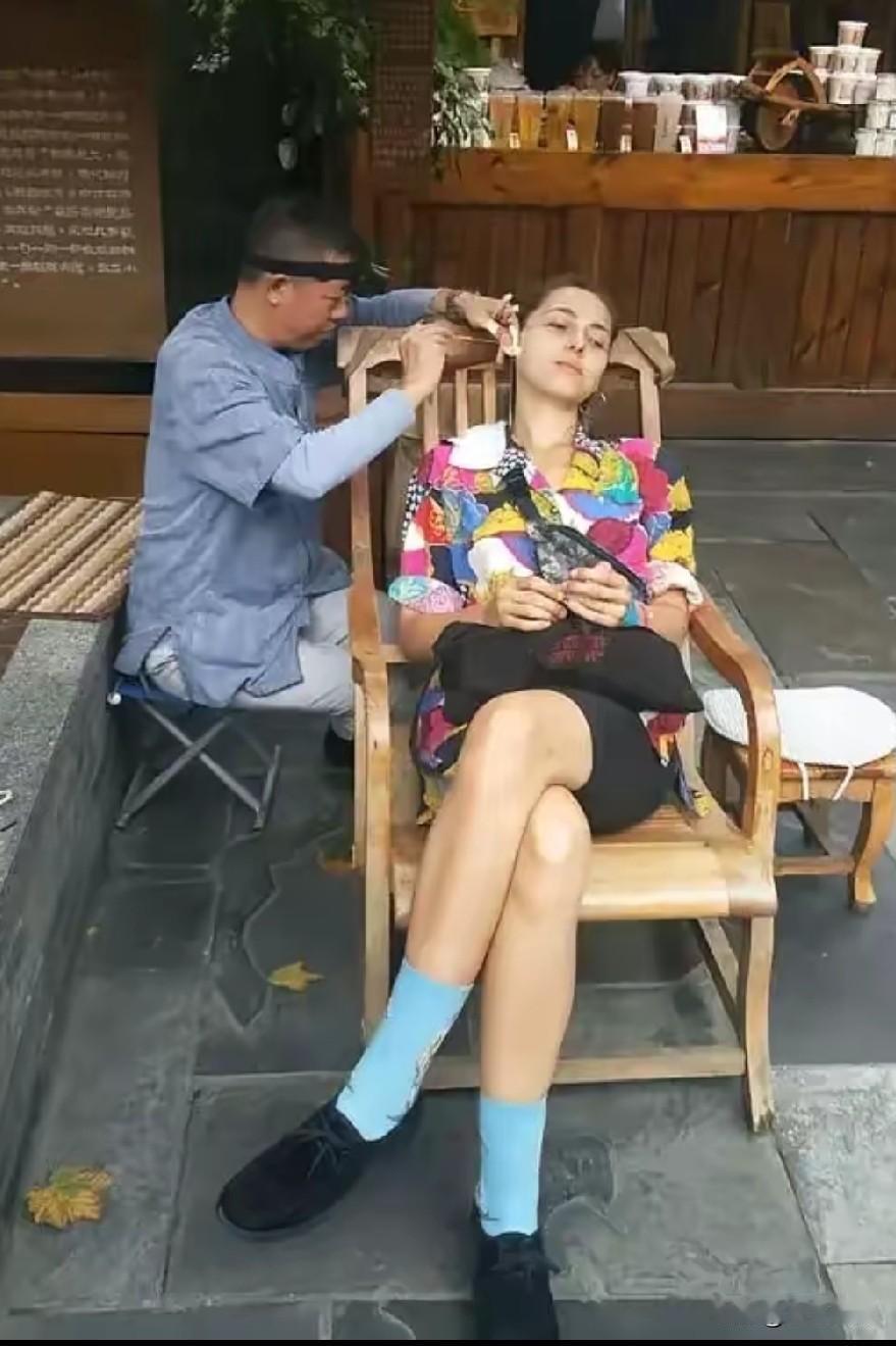 女老外第一次掏耳朵，师傅把耳垢给她看，她惊呼:ohmyGod!这些脏东西