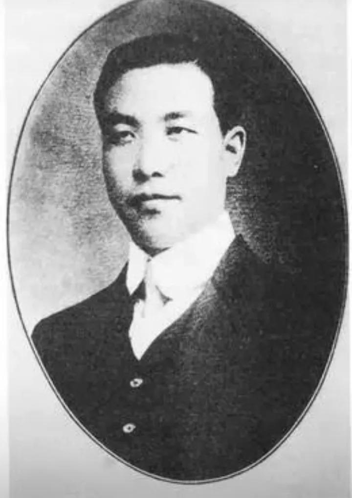 介绍一下水均益显赫的家庭背景。水均益出生于甘肃兰州的一个书香门第。他的爷爷水
