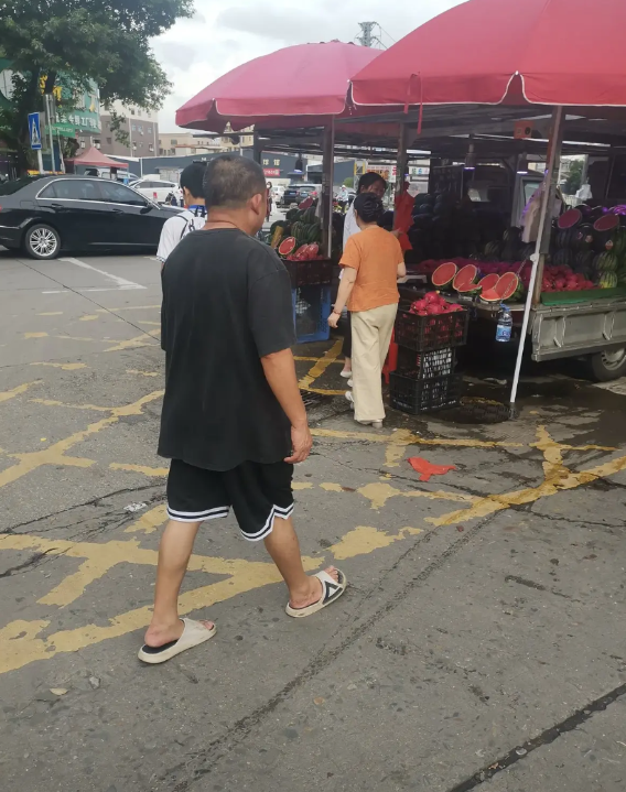 东莞塘厦东浦市场外面马路上，长期盘踞一伙河南人在哪里卖水果，他们在东浦市场外围卖
