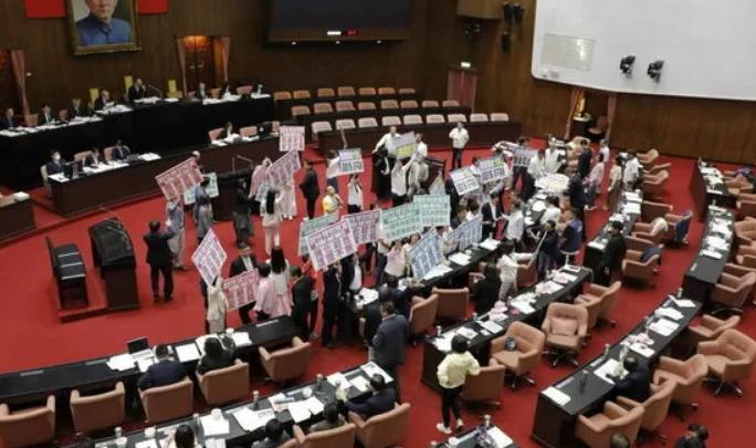 立院确定延会到明年1月31日59：49表决通过民众党团提案本会期延至明年